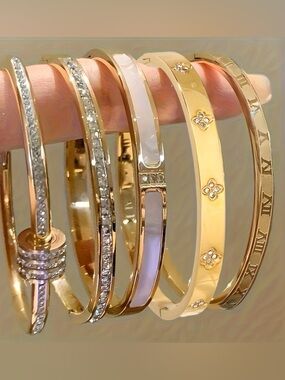 Luxury Roman Numeral Gold-Tone Bangle Bracelet Stack – Chic & Elegant Set